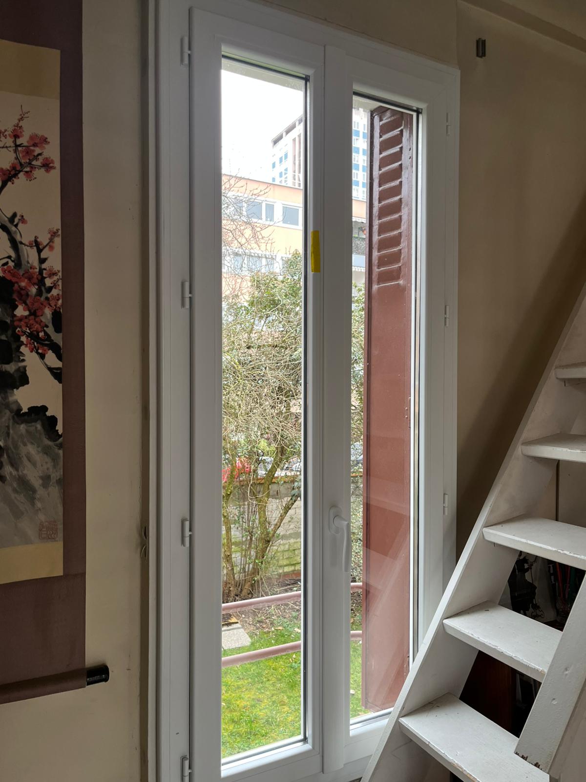 Fenêtre coulissante en aluminium noir avec grande baie vitrée offrant une vue panoramique